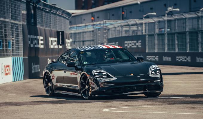 Prototyper af Porsches elbil, Taycan, har denne sommer kørt rundt på gaderne i Shanghai og været i New York City, hvor den blev vist frem i forbindelse med ABB’s FIA Formula E Championship. Foto: Porsche.