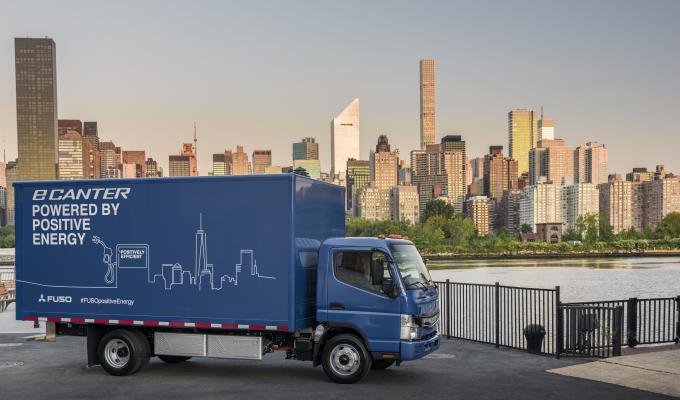 Transport af varer i by-områder kan klares uden støj og luftforurening – for eksempel med en eCantor. Foto: Daimler.