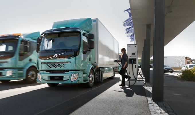 Transport af varer i by-områder kan klares uden støj og luftforurening – for eksempel med en Volvo FL Electric. Foto: Volvo Trucks.