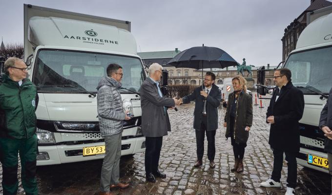 Transportminister Benny Engelbrecht overrækker nøgler til el-lastbil