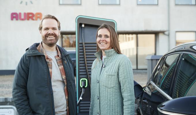 De seneste par år har forretningschef for e-mobility Louise Frøstrup Christensen og Johnni Johansen sammen med deres kolleger i AURA opsat ladestandere hos private, på virksomheder og ved boligforeninger. 