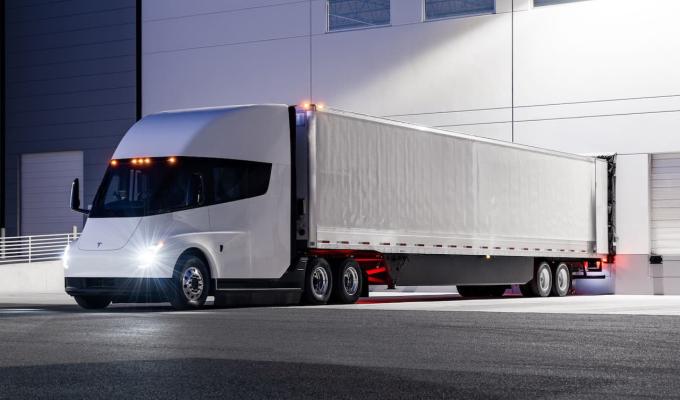 Tesla Semi med 750 km rækkevidde er Teslas bud på en elektrisk lastbil